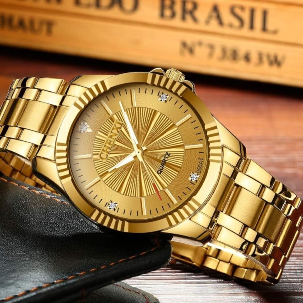 Classicgoldwristwatchformen